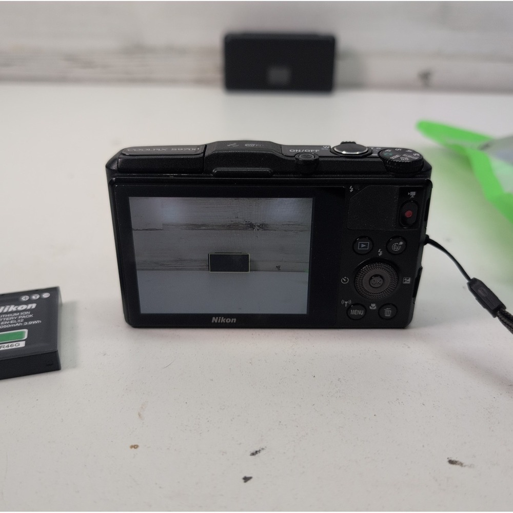 Nikon COOLPIX S9700 16MP 30x Zoom Digital Camera Bundle Batteries Charger - Picture 2 of 14